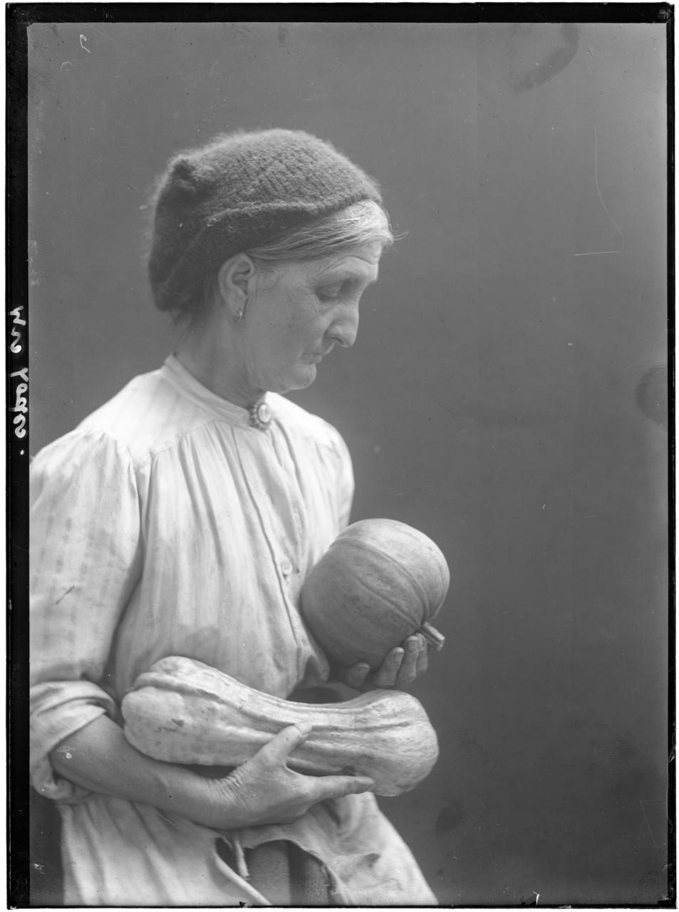Fisherman’s wife by Olive Edis, courtesy of Norfolk Museums Service