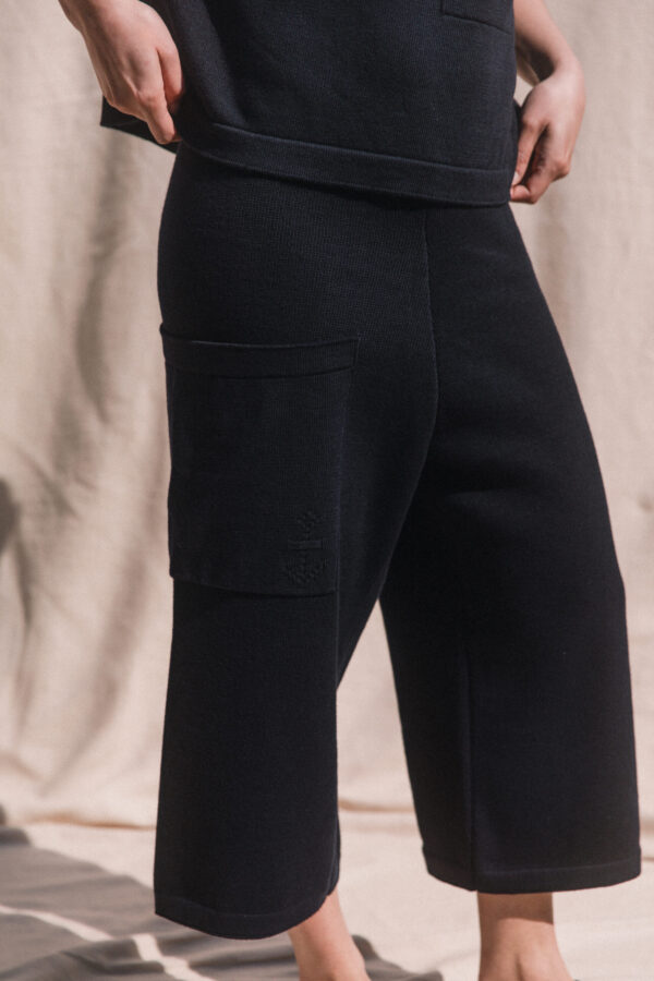 Knitted culottes or trousers in dark navy blue with a patch pocket