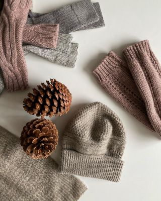 🧦 S n u g g l y  a c c e s s o r i e s !! 
 
🧶The fisherman’s beanie hats, socks, leg and wrist warmers are now fully stocked and available on-line now!

👀 Look out for some new colours…

Part One of the Charl gift guide will be arriving this week 🌲🌲🌲

I’ve been in Paris getting lots of festive styling ideas which I can’t wait to share with you!! 🇫🇷

Wishing you a cosy start to the week xx

#charlknits #knittedaccessories #socks #beaniehats #legwarmers #wristwarmers #autumnstyleinspo #sustainablegiftideas #britishwool #campaignforwool
