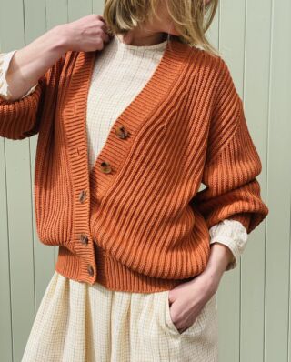 🧡🤍 It may not be quite time for summer dresses worn on their own yet…

But there’s lots of ways to wear them with cosy knits until the warmer weather comes to stay 🌞

🦀☀️ I love this unexpected colour combination of Cromer Orange and sunshine yellows. 

🧡 Enough to cheer up a cloudy day.

The Mellis cardi in Cromer Orange 100% organic Pima cotton.

The Eliza dress in Ecru/Yellow check. Hand spun, hand woven cotton.

#charlknits #everyjumpertellsastory #cottondress #fishermansrib #cottoncardigan #cottonknitwear #organiccotton #pimacotton #springstyling #springknitwear #springfashion