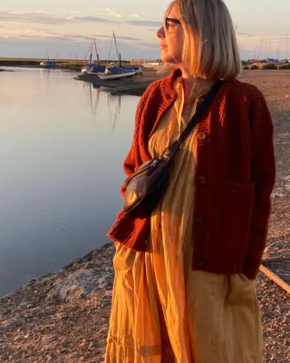 🌅 Sunset in Blakeney…

🧡 Last night there was a wonderful orange glow to the light.

We’ve spent the weekend on the North Norfolk coast, recharging, ready for a busy autumn 🍂

♥️🧡 I wore the new Blood Orange Betty cardigan. 

🐏 100% authentic Shetland wool made in Britain.

#charlknits #everyjumpertellsastory #autumncolours #orangecardigan #madeinbritain #shetlandwool #sustainablefashion #sustainableknitwear #styleatanyage #sweaterweather #norfolkcoast #