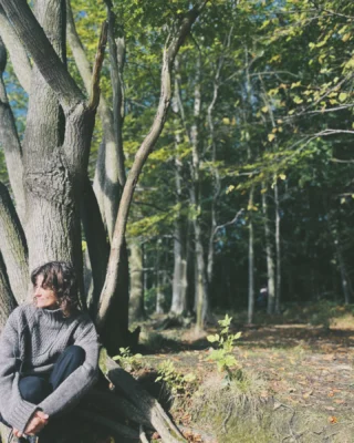 🤎 Natural tones... into the woods with @styleinthestix

🐑 There are now three natural, undyed shades in my 100% British wool: Milk White, Oatmeal and the new RYE.

RYE is available in the Craske (worn here by @styleinthestix), the Betty cardigan and the Rook shawl collar cardigan. I’m down to my very last 2 pieces in all three styles because everyone ‘s loving it so much - I have to say it’s one of my all-time favourites too!

🍂 I’ve put in a re-order with my Nottingham knitters which will be ready late November, but there will be some new natural undyed shades arriving this week too in my brand new, Italian made 100% alpaca styles...

🫶🏾 After spending much of this month out and about, chatting to my lovely customers and helping them find their perfect style and shade, I can honestly tell you that there’s something about the natural shades that enhances your natural skin tones. They work in harmony with your own natural colouring.

💚 When you choose a natural, undyed shade of wool or alpaca this means that there has been much less water used in the yarn production, due to the fact that it hasn’t been dyed.

🤎🙏 I was delighted when Penny and Nikki of @styleinthestix chose to wear some of my collection this season because I’ve long admired their aesthetic and think their style is such a perfect match for my pieces - I hope you’ll agree.

#charlknits #everyjumpertellsastory #choosewool #britishwool #madeinbritain #naturalfibres #naturalshades #autumnwardrobe #autumnstyleinspo #sweaterweather #funnelneckjumper #styleinthestix #agelessstyle #wardrobeclassics #autumnweekends