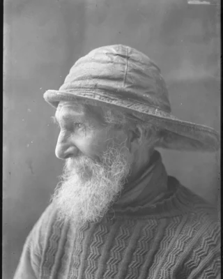 ⚓️ Meet the fishermen...

💙 Here is George "Dinger" Blogg, a Cromer fishermen and lifeboat man known as "Old Dinger" who was also a skipper on the "The John and Thomas", one of the "Great Boats" which fished between Great Yarmouth and Scarborough in the early years of the 20th century.

⚡️His jumper is actually one of the early machine knitted Gansey jumpers which features a "Bolt of Lightening" pattern. 

📸 Photograph by Olive Edis courtesy of Norfolk Museums Service.

#charlknits #everyjumpertellsastory #norfolkfishermen #oliveedis #gansey #fishermen #norfolkcoast