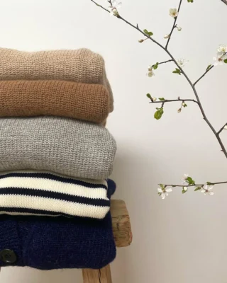 🌱 My early spring wardrobe…

🤍🤎 Like the first blossoms of the season, an early spring wardrobe is made up of the lightest tones with just the slightest touch of warmth.

💙 Navy blue is always there to anchor the outfit and provide a clean contrast.

🦙 The softest 100% alpaca, sustainably reared with a GOTS certified 100% organic cotton stripe ⚓️

#charlknits #everyjumpertellsastory #springoutfitideas #agelessstyle #springwardrobe #alpaca #naturalshades #sustainableknitwear