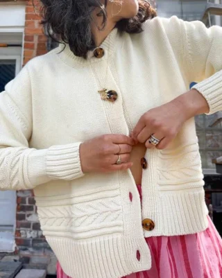 🌷Sunday styling with @ahistoryofarchitecture…

Erica picked the WEST cardigan in Milk White as her “go to” cream cardi for the season. It’s great worn over summer dresses, blouses and shirts. How gorgeous does it look paired with this pink striped duo by @_beyond_nine?💕

💙🤎 The Dark Navy and Tobacco versions would work equally well as “neutral” cover ups depending on your colouring, with the Royal Blue version serving as a more colourful alternative 🩵

Which colour cardigan works best for you? 

Top and trousers @_beyond_nine 
Clogs @kittyclogsstudio

#charlknits #cardigan #creamcardigan #naturalfibres #capsulewardrobe #sustainableknitwear #stylingtips  #summerstyle #ahistoryofarchitecture #summerknitwear