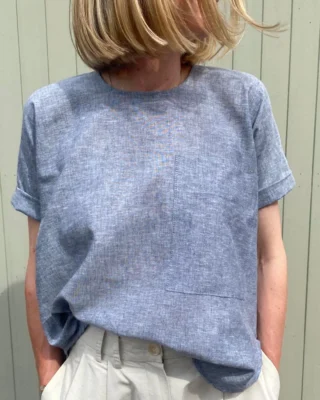 🌊 A gentle touch…

For days when you need the ease of a t shirt, but a little bit more considered.

⚓️ Meet the Sailor’s  Smock, proudly made jn Norfolk by @yarmouth_oilskins the traditional creators of maritime workwear for over 100 years.

Curved shirt tails for layering or tucking, a BIG patch pocket  and a sweet keyhole fastening at the back neck.

🌱 This piece is the simplest and lightest in my summer collection and it comes in 3 colours and weights of OEKO-TEX certified cottons and linen.

#charlknits #linentops #summertops #summerunderpinnings #summerstyle #madeinbritain #madeinnorfolk