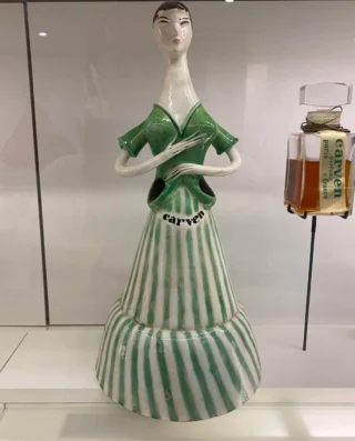 💚🤍 There’s so much fun in stripes…

🌸 Here are two that made me smile from the “Musee International de la Perfumerie” in Grasse last week and the Sailor’s Smock top in Samphire Green and White stripes.

💚💗 I wish that perfume bottles still looked like this today!

#charlknits #inspiration #stripes #summerstripes #vintagestyle #perfumebottles #chic #frenchstyle #holidaywardrobe #whatinspiresme #grasse #perfume